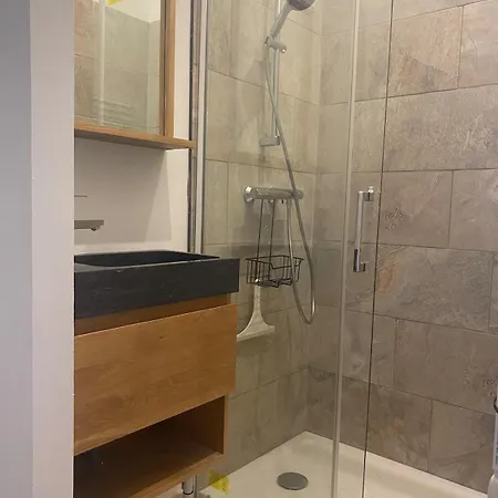 Petit Appartement Avec Terrasse Proche Arene Apartman